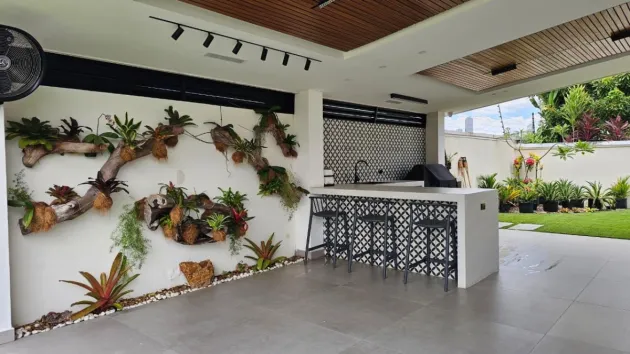 VENTA CASA UNIFAMILIAR DE ESQUINA REMODELADA COSTA SUR