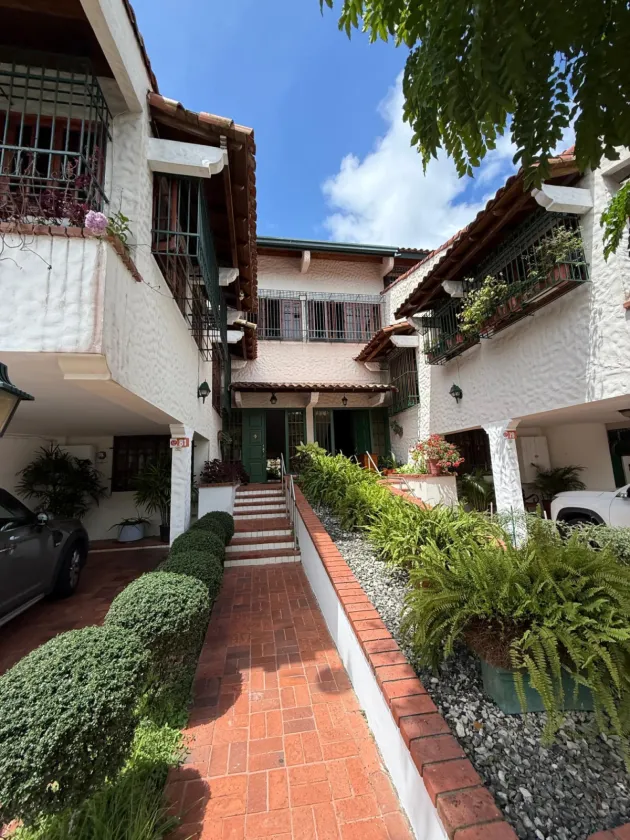 Casa en La Alameda espectacular de 3 niveles