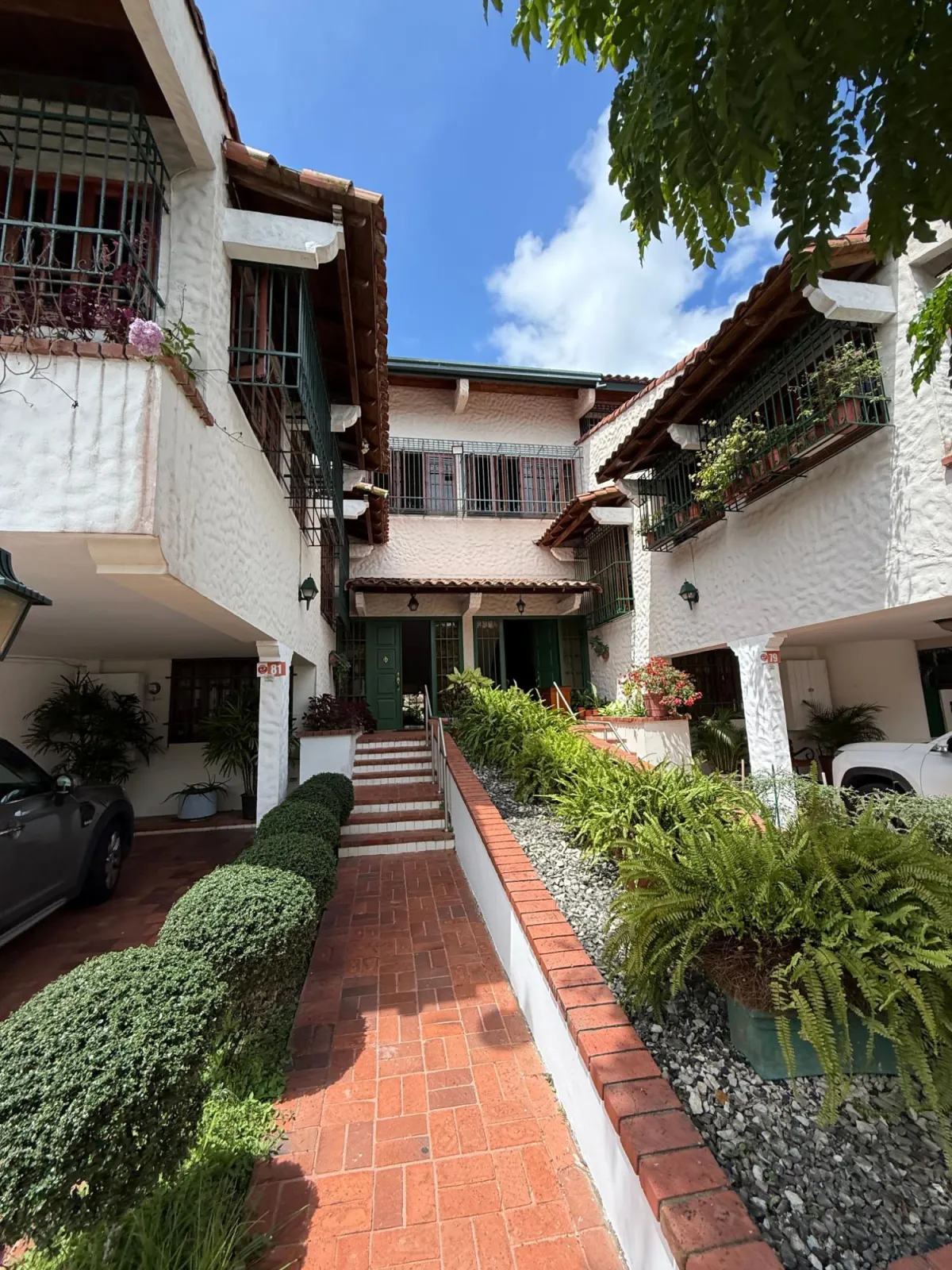 Casa en La Alameda espectacular de 3 niveles