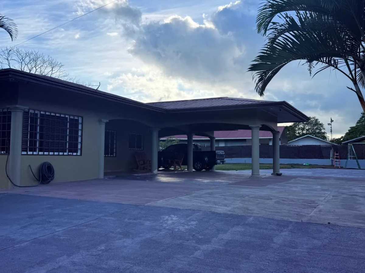 AMPLIA Y COMPLETA CASA RESIDENCIAL