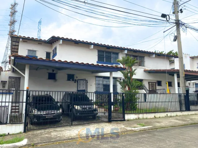 Two-story house with 4 bedrooms in Altos de Panamá