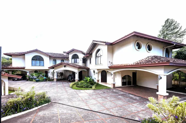 FOR SALE IN BOQUETE 2-BR SINGLE-FAMILY TOWNHOUSE