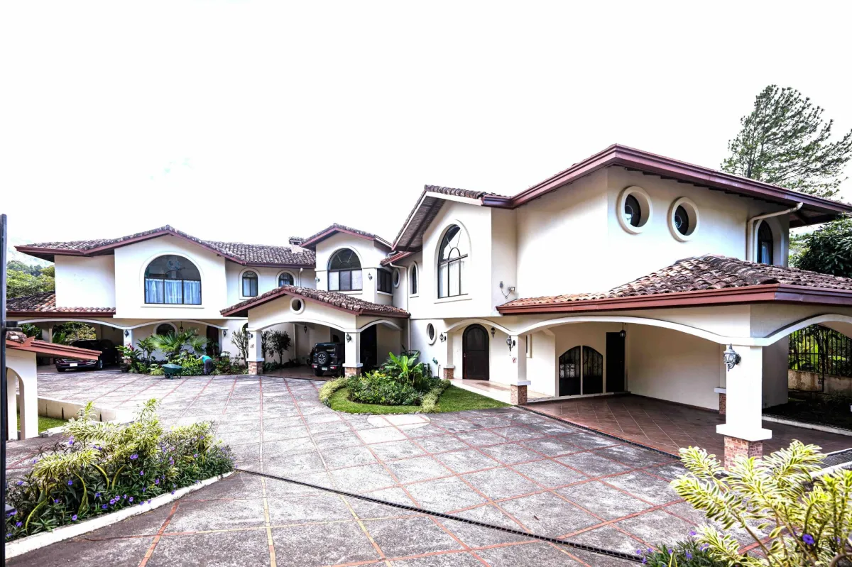SE VENDE CASA UNIFAMILIAR ADOSADA DE 2 RECAMARAS EN BOQUETE
