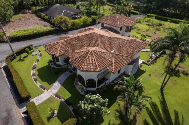 Oasis tropical en Sortova: Impresionante casa con apartamento