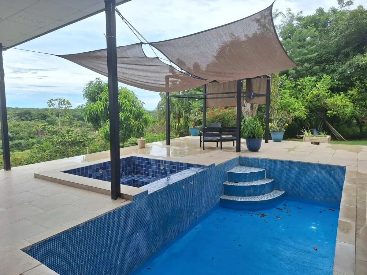 House with pool and 1.8 hectares of land