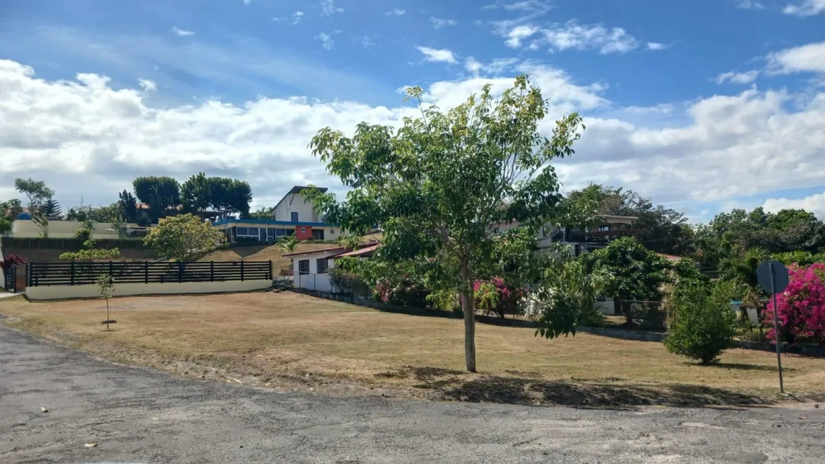 Terreno en esquina en conjunto privado Las Uvas
