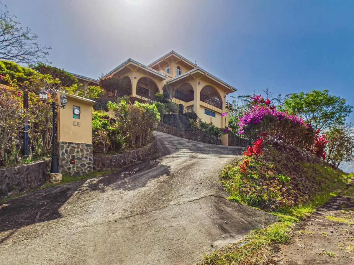 Casa con Vistas a la Montaña y al Océano en Venta en Sora