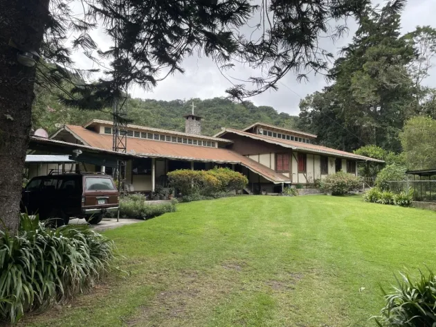 Preciosa parcela con parque en una refrescante zona alta