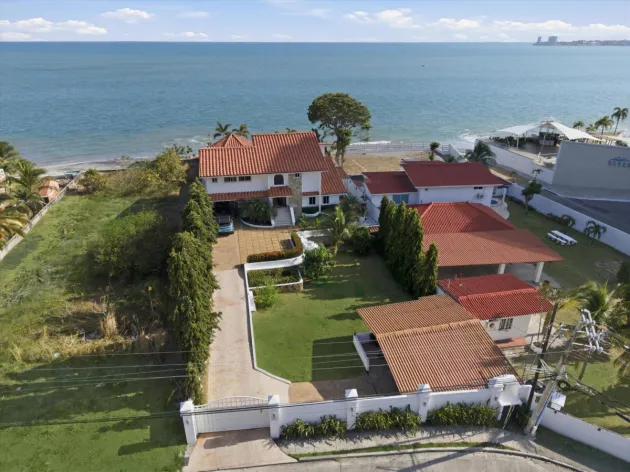 OCEANFRONT ESTATE — PLAYA MALIBU, PANAMA