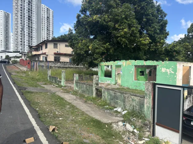 Hight-Traffic land in Parque Lefevre for sale