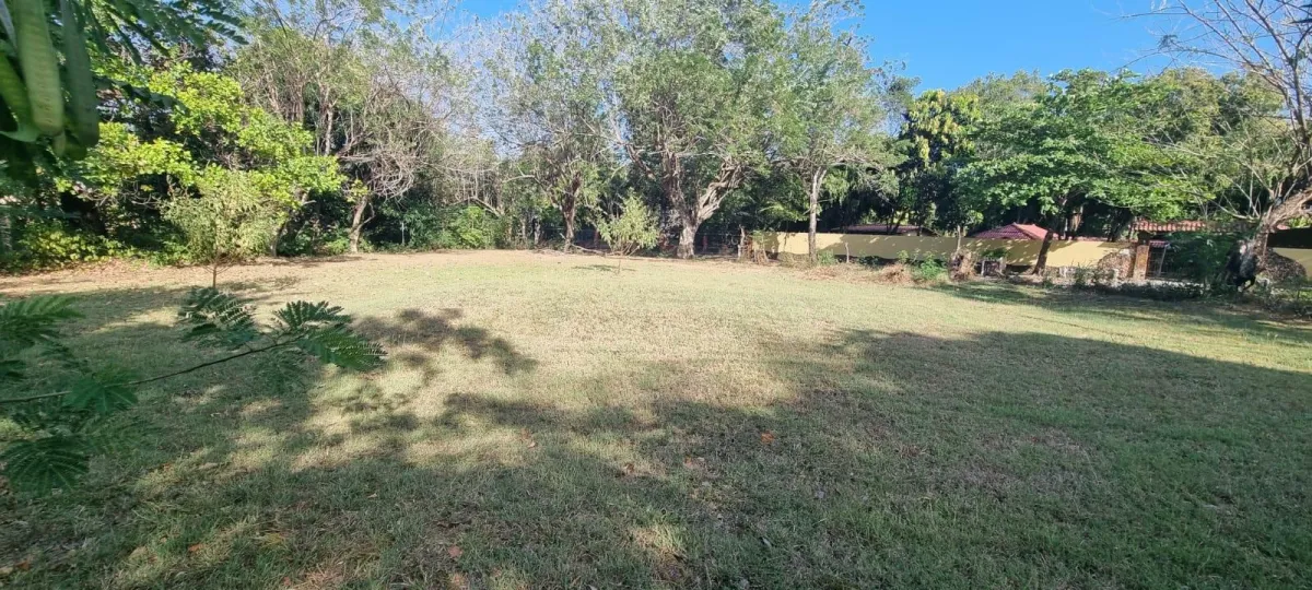 Lote en via principal, cerca del mar en Nueva Gorgona