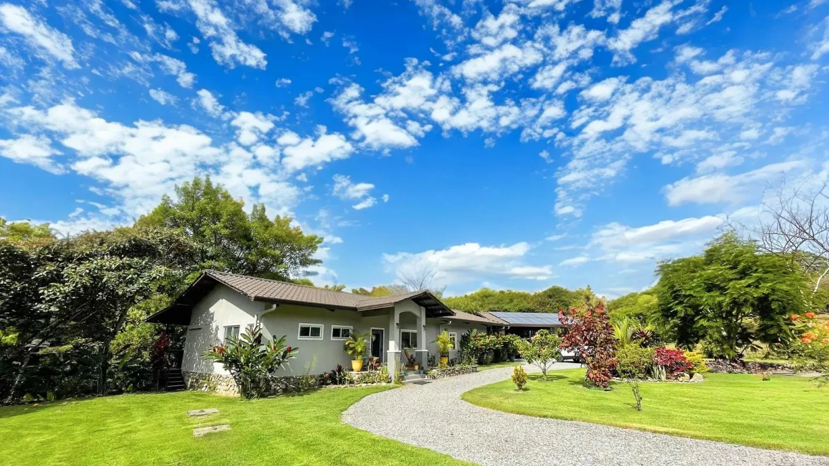 Propiedad de 3 acres frente al río con casa de huespedes