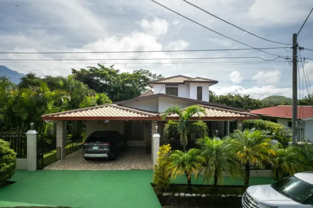 Beautifully Maintained 3-Bedroom Home with Guest S