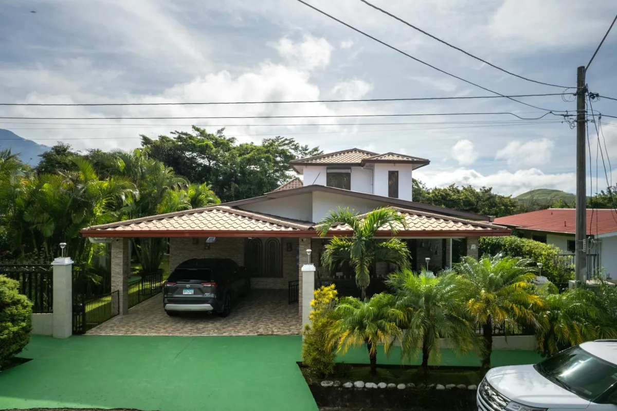 Casa de 3 habitaciones bellamente mantenida con área de invitados