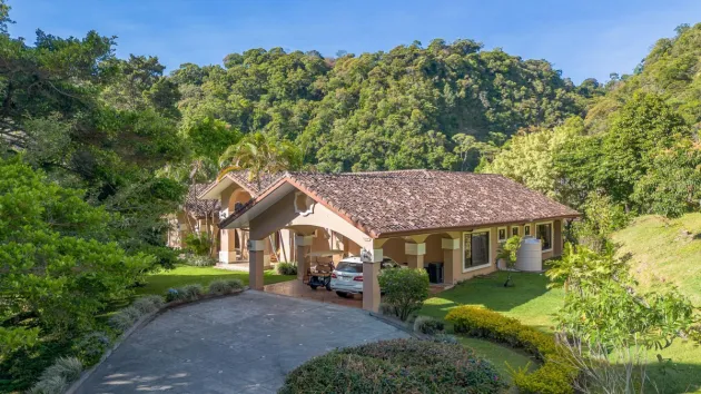 3-Bedroom Duplex South Villa in Downtown Boquete