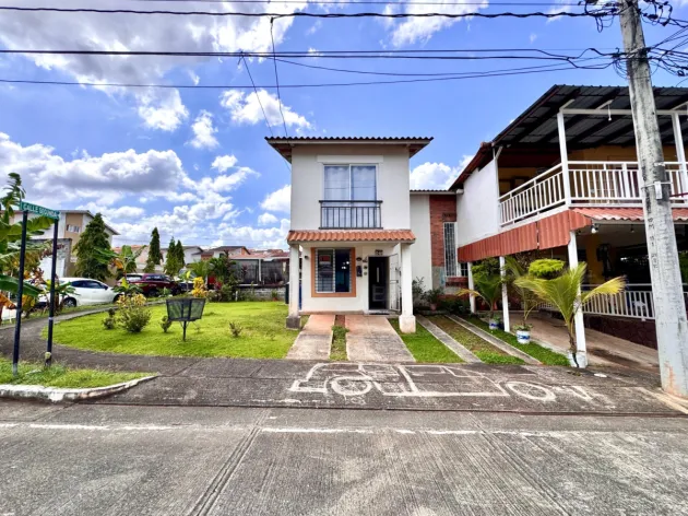 Corner house for sale in the Aragon Residential