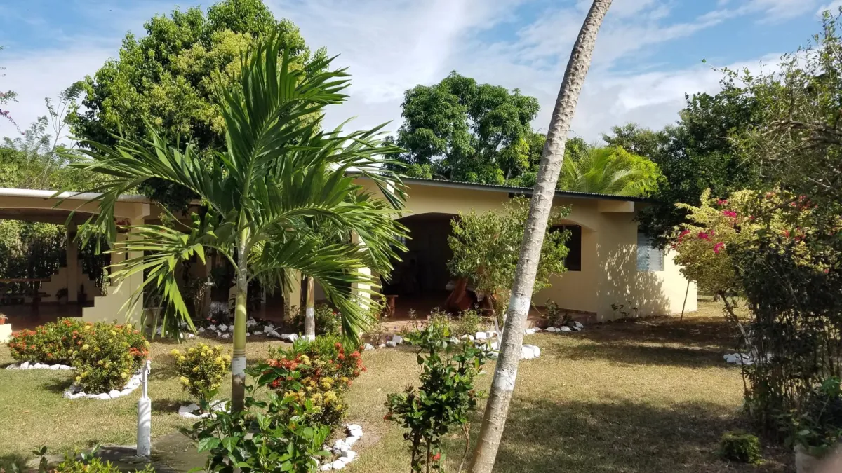 1.4 hectares lot with a country house in Rio Hato