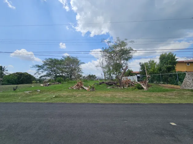 Se vende lote a pasos del mar en Costa esmeralda, San Carlos.