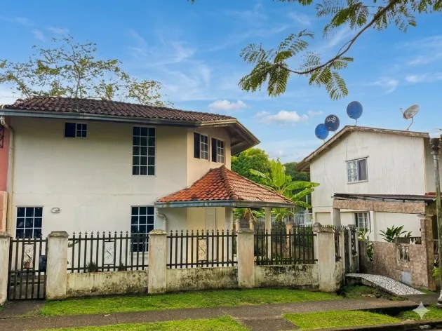 Family House in Gamboa - On the banks of the Pana