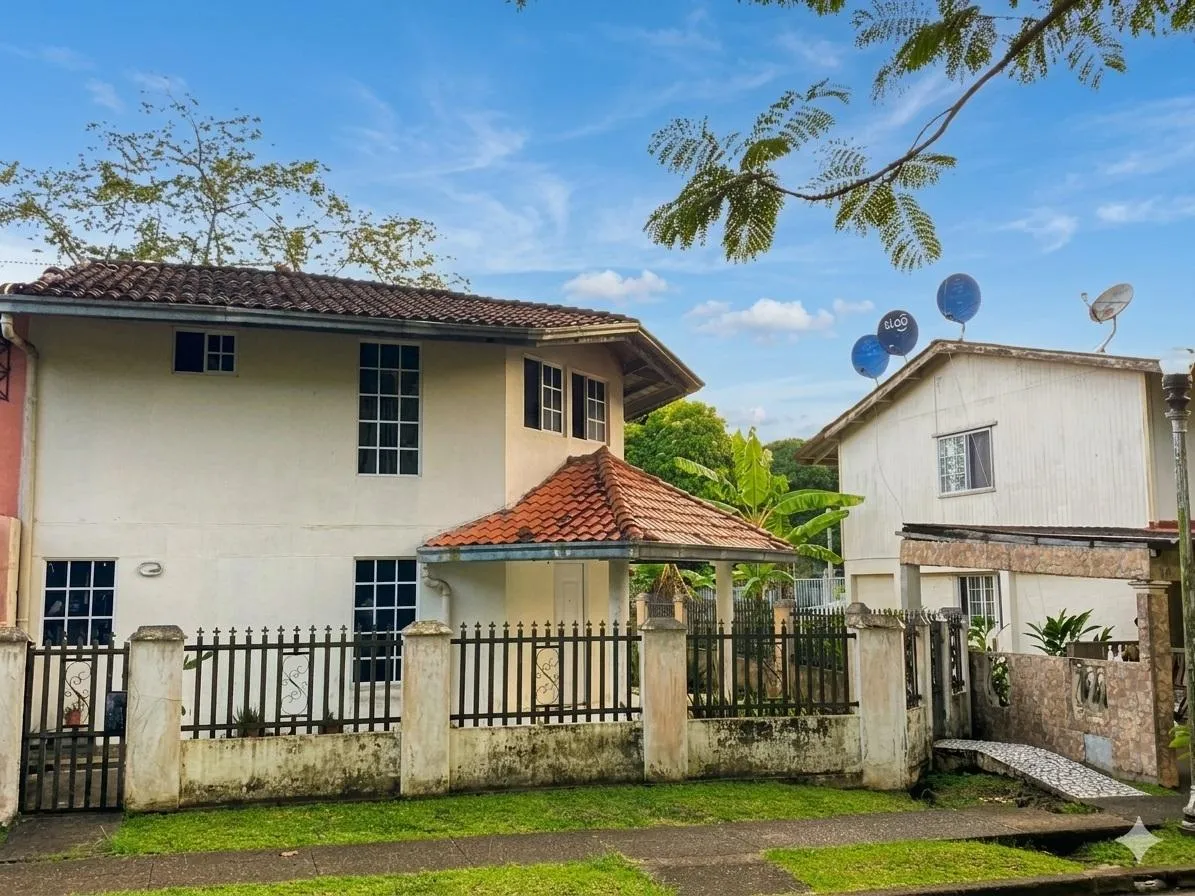 Family House in Gamboa - On the banks of the Pana