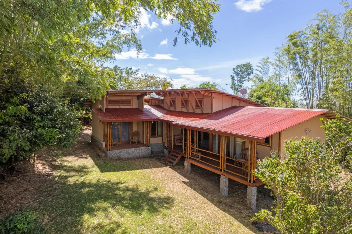 Eco-Friendly 2 Bed 2 Bath Bamboo Home in Boquete