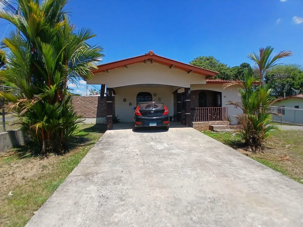 Se vende casa con amplio jardín