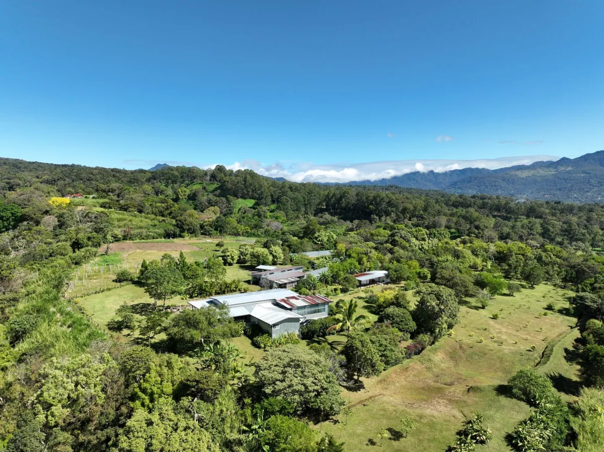 Finca Campestre con Múltiples Edificaciones en Palmira