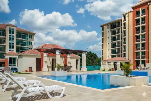 SE VENDE APARTAMENTO CON PATIO EN PH NATURA TOWNHOUSE
