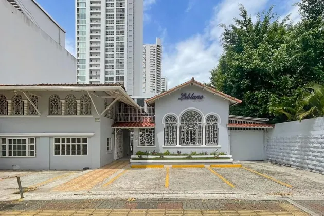 Commercial Building in Downtown Panama