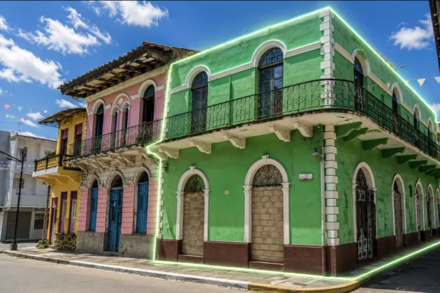 Edificio histórico con fachada de arcos en Santa Ana.