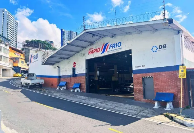 ¡Oportunidad! Espaciosa Galera Céntrica con Oficinas y Paneles Solares