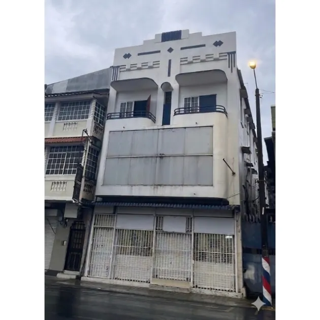 Edificio comercial de 3 plantas en Ciudad de Colon