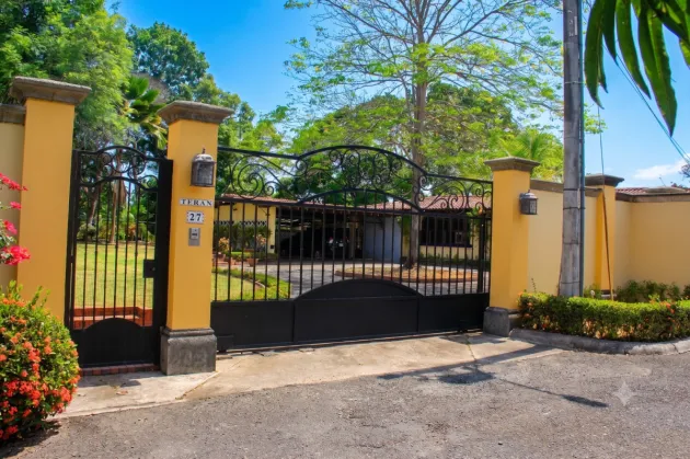 Exclusivo oasis urbano: Residencia unifamiliar estilo villa campestre.