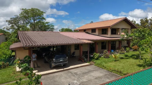 Family Home with Gardens, Workshop on 3,486 m2 Lot
