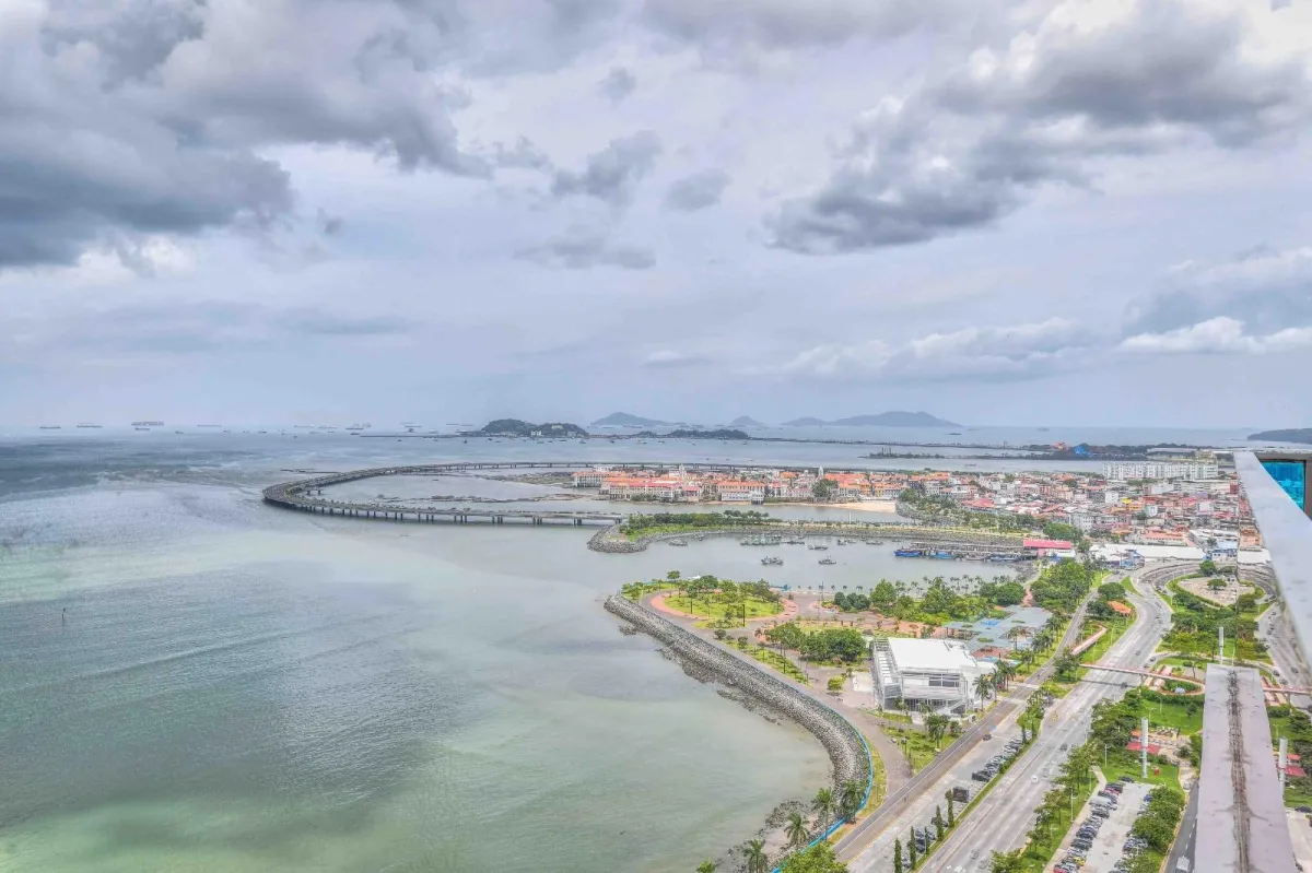 Oceanfront apartment for sale on Avenida Balboa