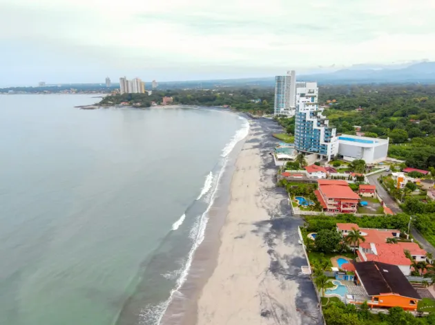 Apartamento moderno de 2 habitaciones frente al mar en Playa Malibú
