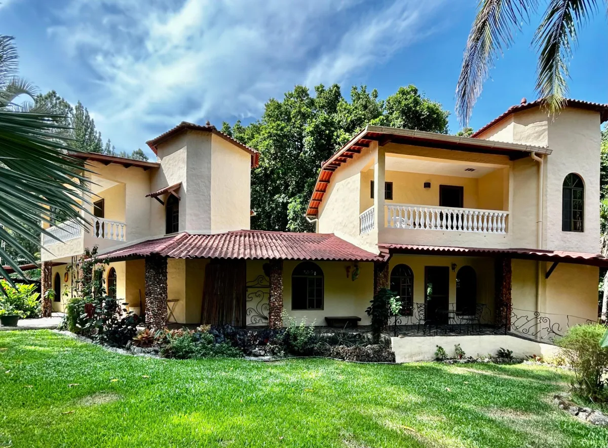 Altos de María Mountain Home with Guest Studios
