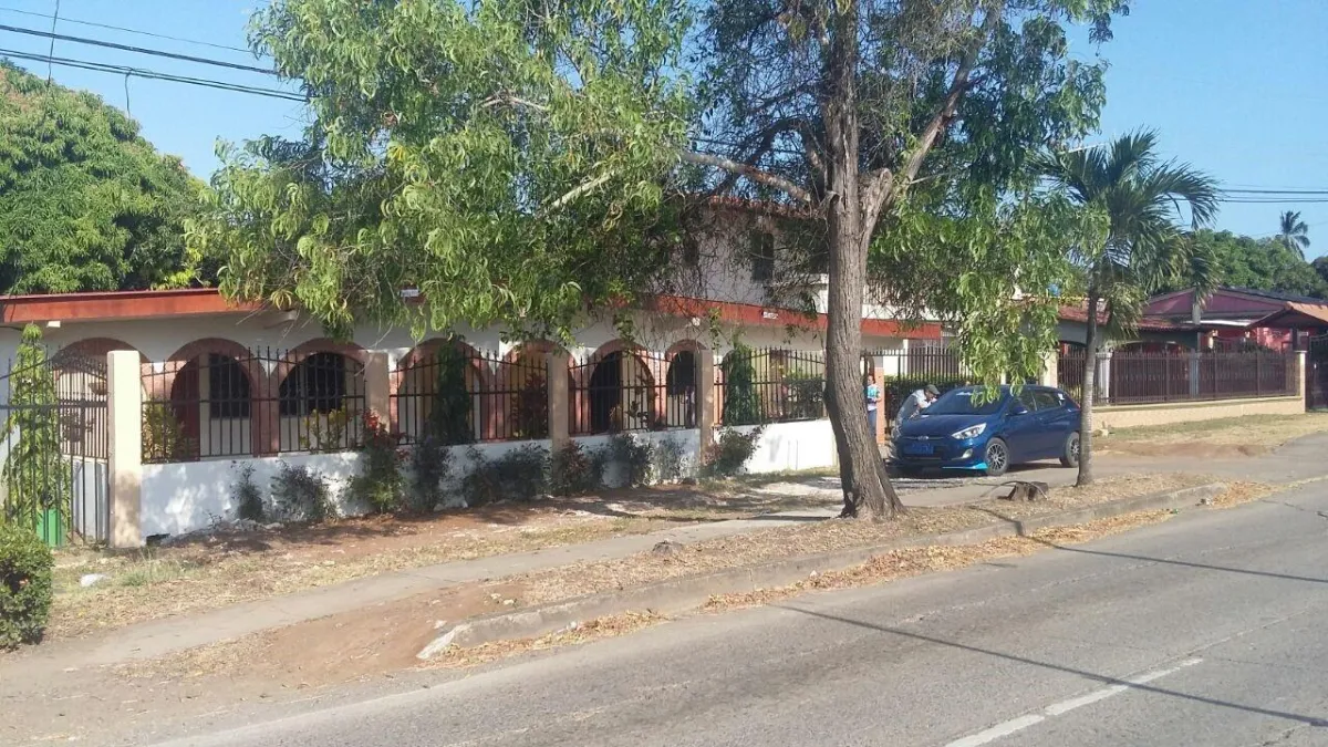 Se Vende Propiedad de 8 Habitaciones con Zonificación Comercial.
