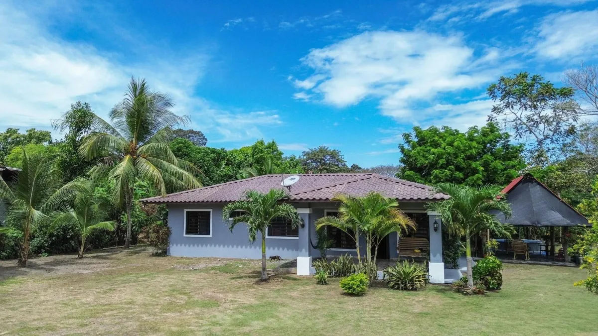 Spacious Property with 2,182 m²