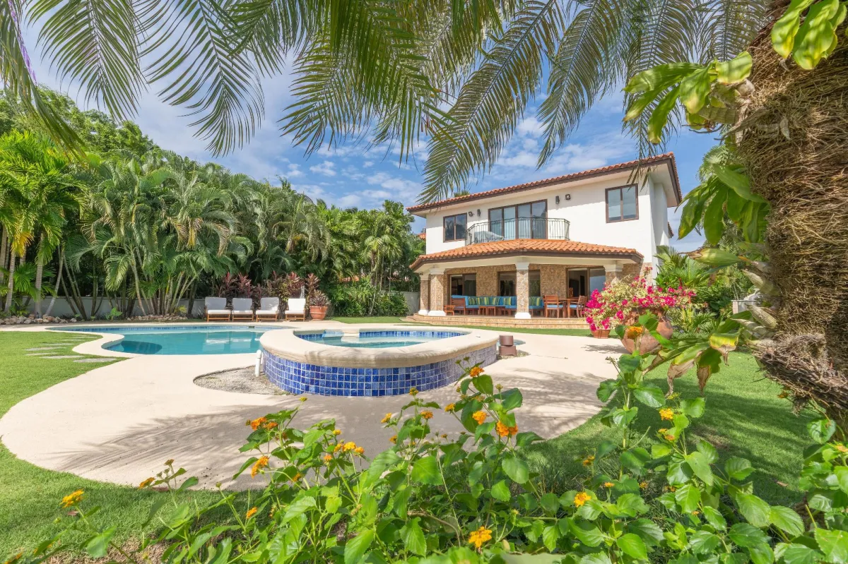 Preciosa Casa Frente al Mar en Venta en Buenaventura