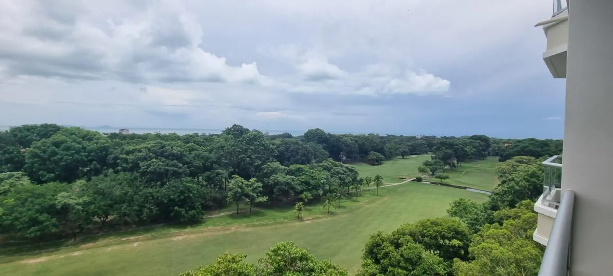 Apartamento con vista al mar y acceso al campo de golf en Coronado