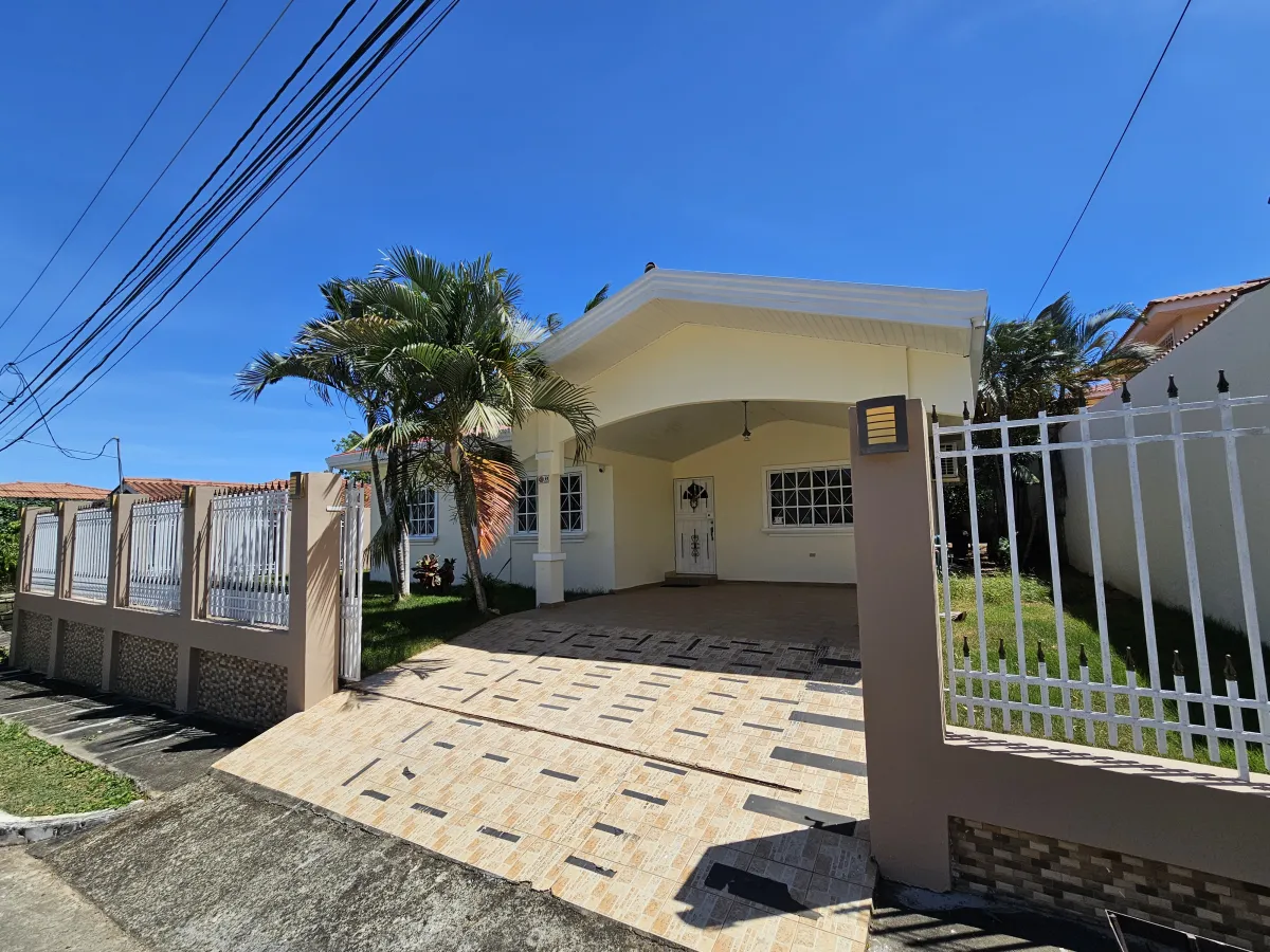 House for Sale/Rent in Villas del Golf, Chitré