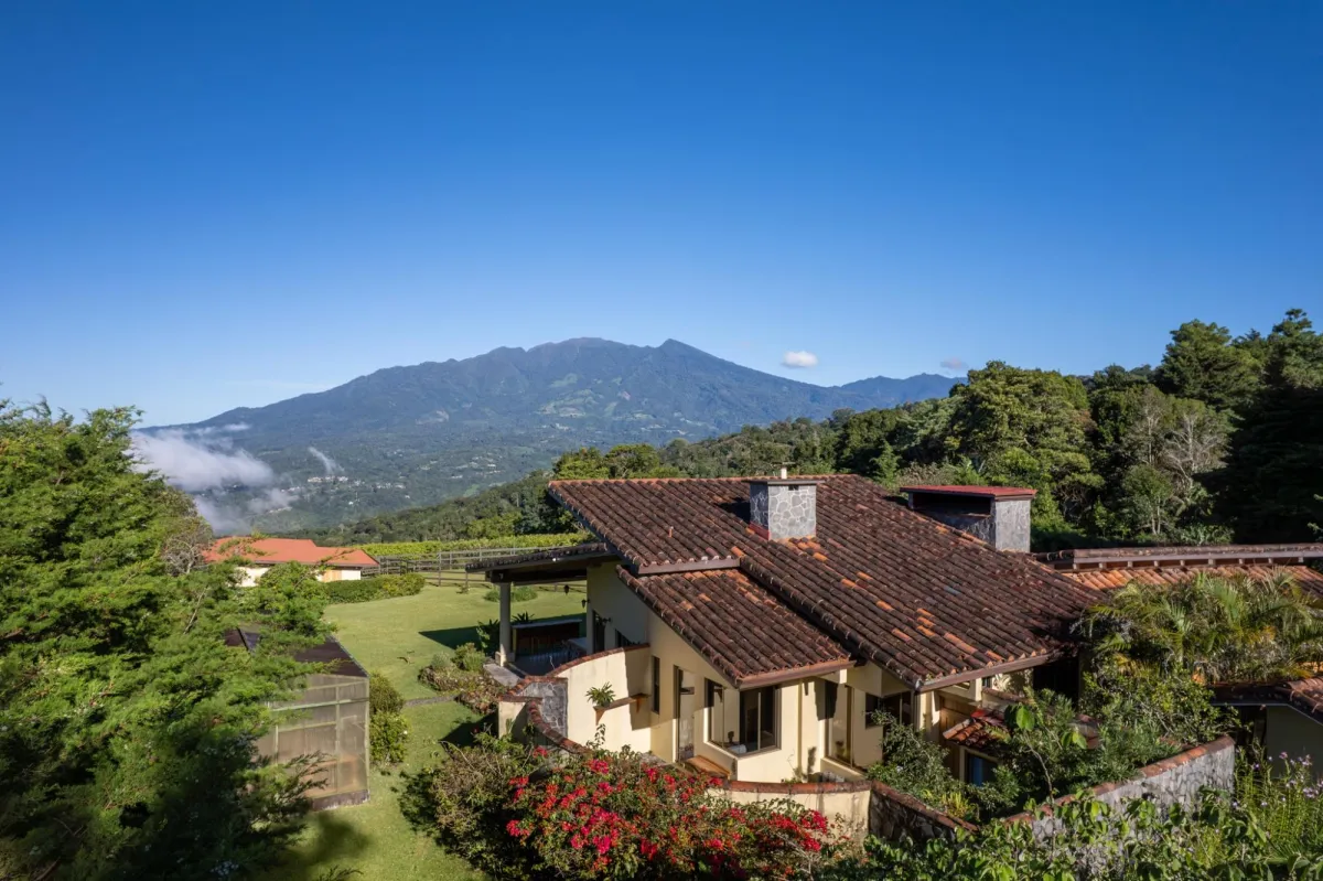 Casa en Boquete con casita y vistas impresionantes al volcán