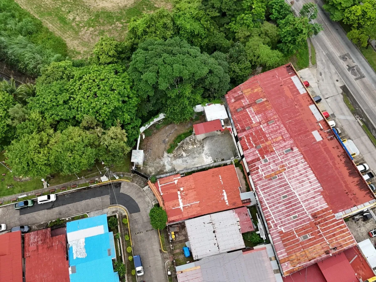 Vendo o alquilo terreno comercial en esquina en Linda Vista