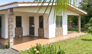 Casa en Pedasí con Área Independiente para Huéspedes
