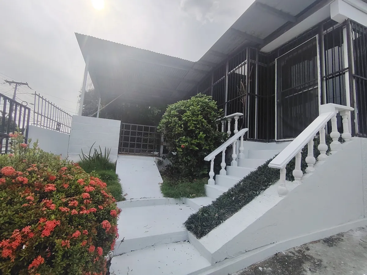 Venta de casa comercial en Altos de Betania. EAR