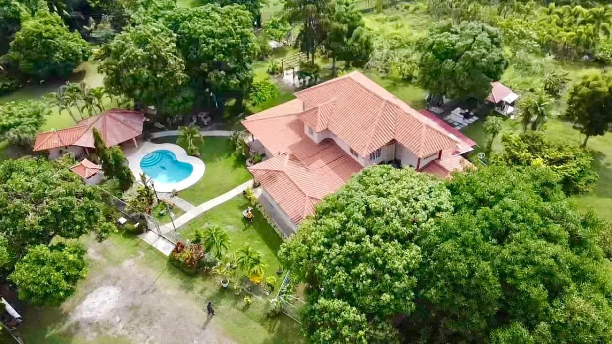 FAMILIAL COUNTRY HOUSE WITH POOL