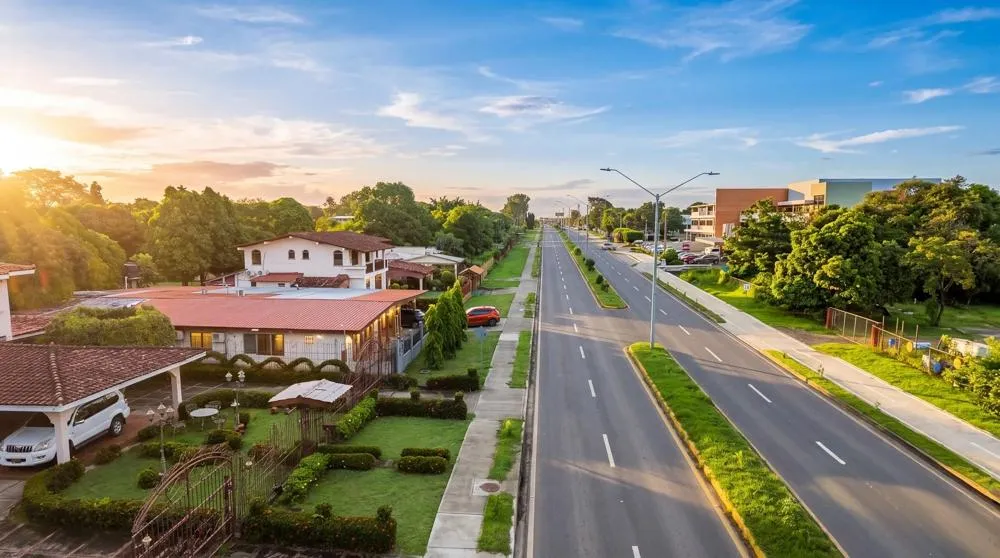 Se vende Propiedad de 8 Habitaciones con Zonificación Comercial
