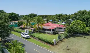 Amplia Casa con Piscina y Apartamento para invitados