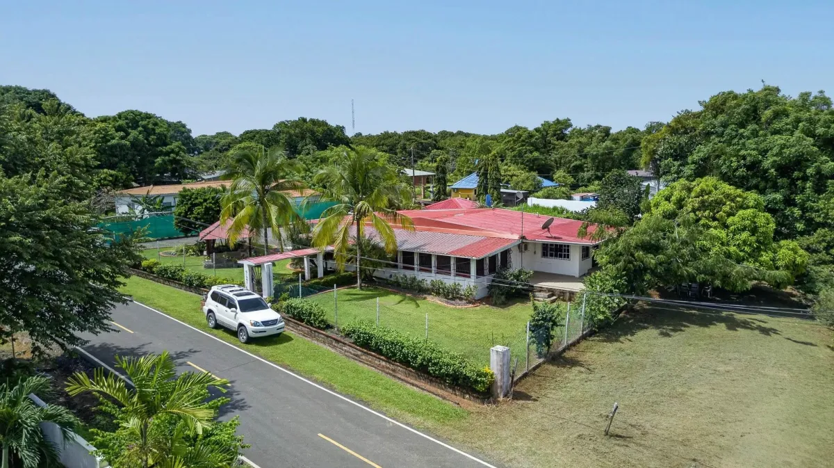 Spacious Home with Pool and Guest Apartment